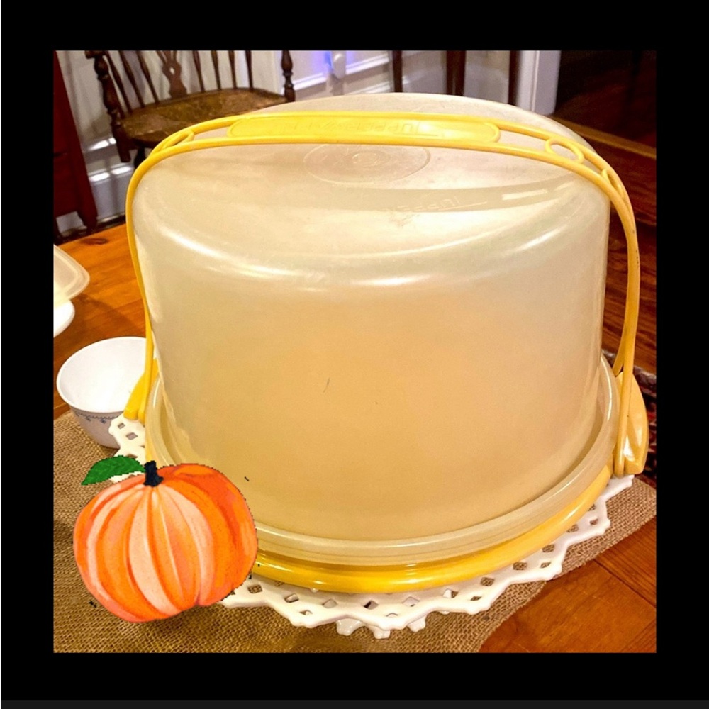 Vintage Tupperware Cake carrier Harvest Gold - be the toast of the bake sale!